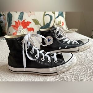 Converse Black and White High-Top Sneakers - W size 6/Men size 4